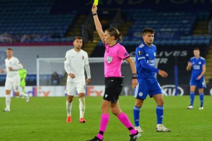L'arbitre française Stephanie Frappart deviendra la première femme à diriger un match de Ligue des champions masculin.