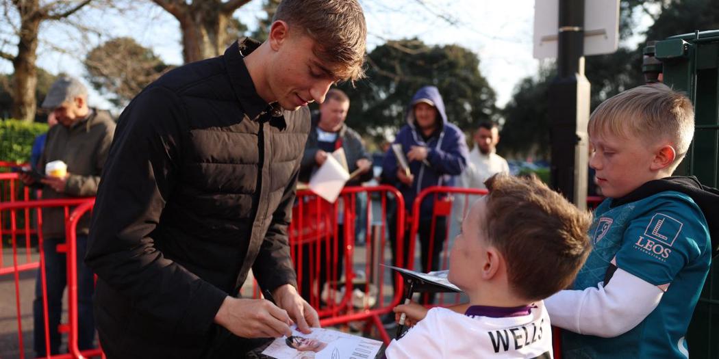 Dean Huijsen refroidit le Real Madrid : il veut rester en Premier League