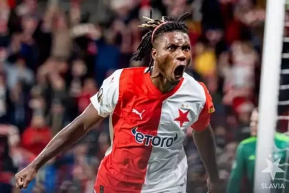 Mercato : Lyon et Strasbourg suivent de près Igoh Ogbu, le défenseur de Slavia Prague