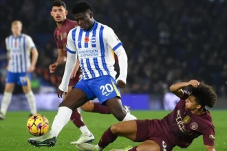 Premier League : Brighton fixe le prix de Carlos Baleba à 115 M€ – Manchester United et City prêts pour la bataille